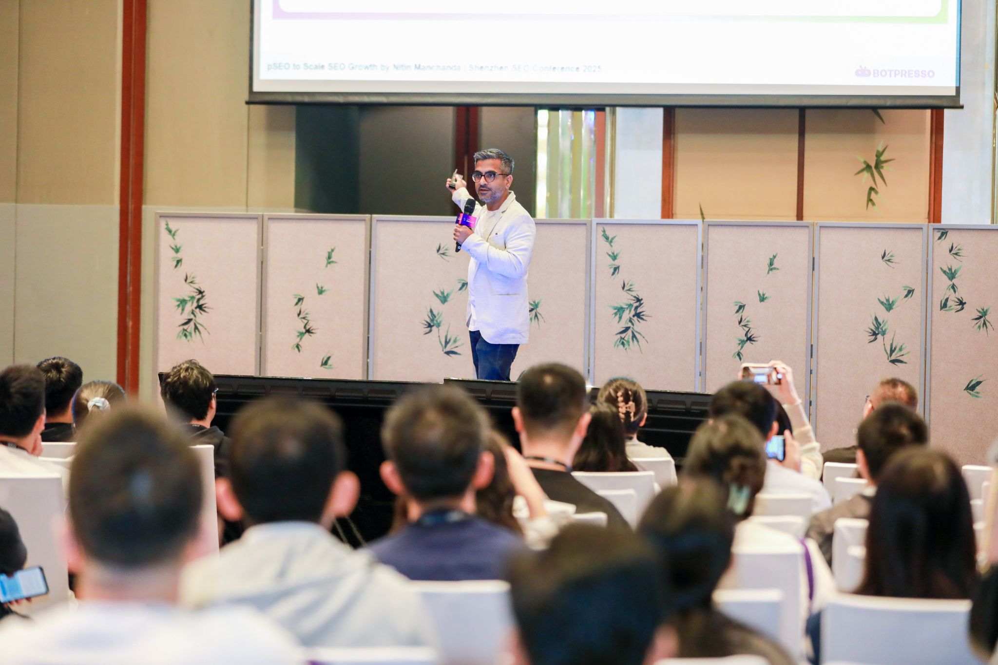 Nitin Manchanda speaking on stage at an SEO conference